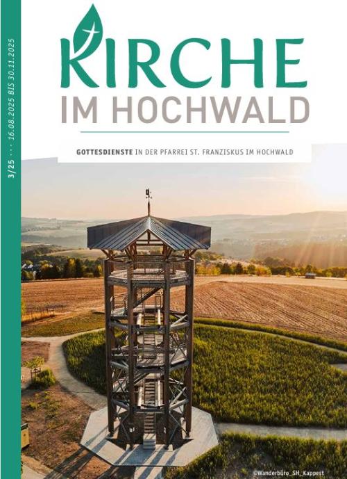 Das Bild zeigt eine hohe hölzerne Aussichtsturm-Konstruktion, im Hintergrund sind Felder und sanfte Hügel zu sehen. Die Szene ist in warmes Licht getaucht, was darauf hindeutet, dass die Sonne entweder gerade aufgeht oder untergeht.