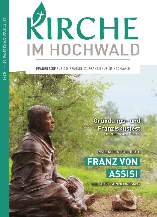 Das Bild zeigt das Cover eines Pfarrbriefs mit dem Titel „KIRCHE IM HOCHWALD“. Darunter steht der Untertitel: „Pfarrbrief für die Pfarrei St. Franziskus im Hochwald“.  Auf der linken Seite ist die Ausgabe und der Zeitraum angegeben: „3/25 … 16.08.2023 bis 15.01.2025“.  Im Hintergrund befindet sich eine Statue von Franz von Assisi, die in einer natürlichen Umgebung steht – vermutlich im Grünen oder in einem Garten.