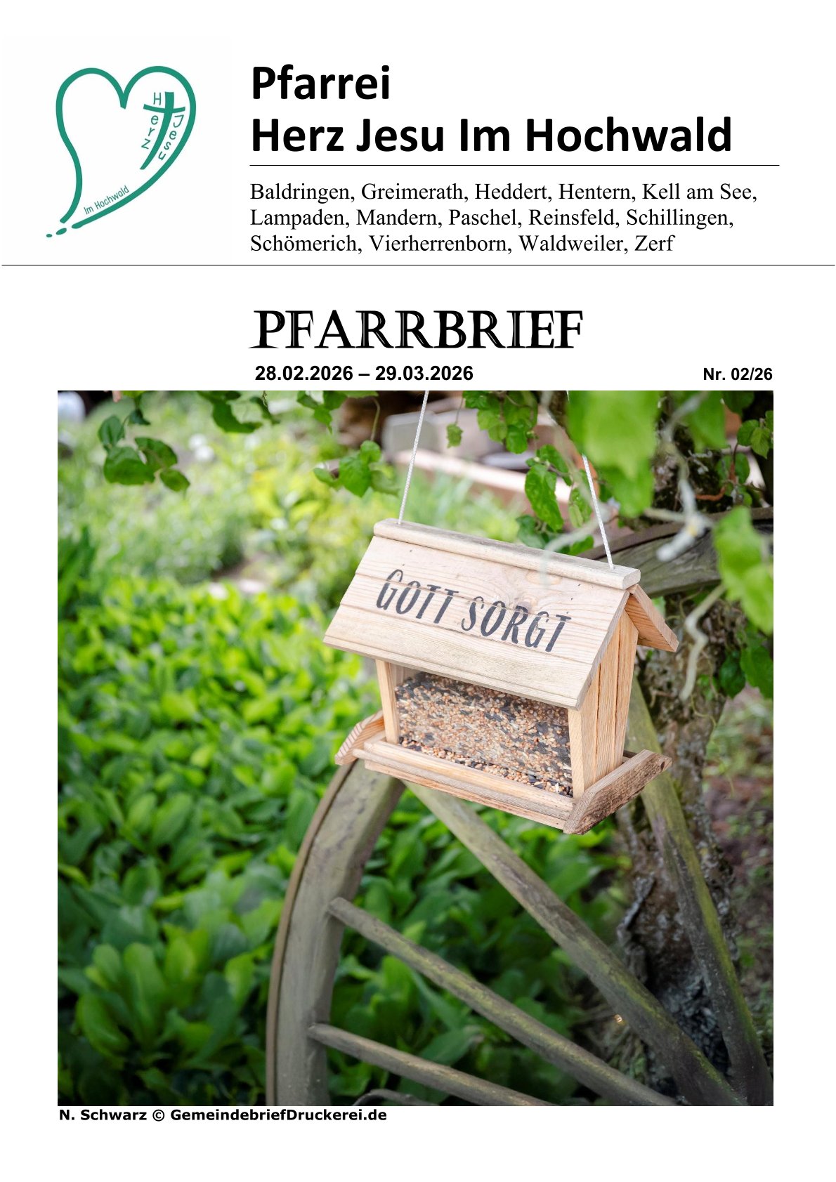 Das Deckblatt zeigt einen Pfarrbrief mit einem kleinen Futterhäuschen im Grünen, auf dem „Gott sorgt“ steht.