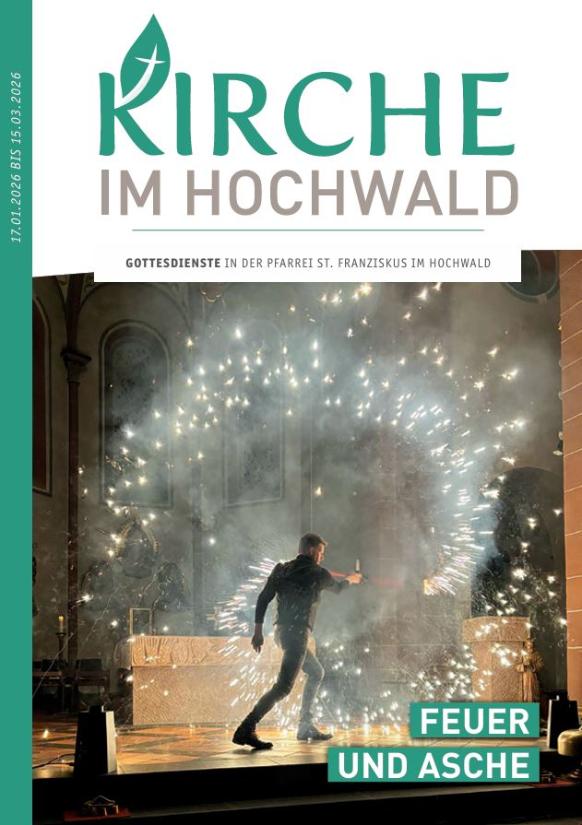 Titelbild der Gottesdienstordnung: In einer Kirche steht eine Person vor dem Altar und schwenkt ein Feuerwerk, Funken und Rauch erfüllen den Raum