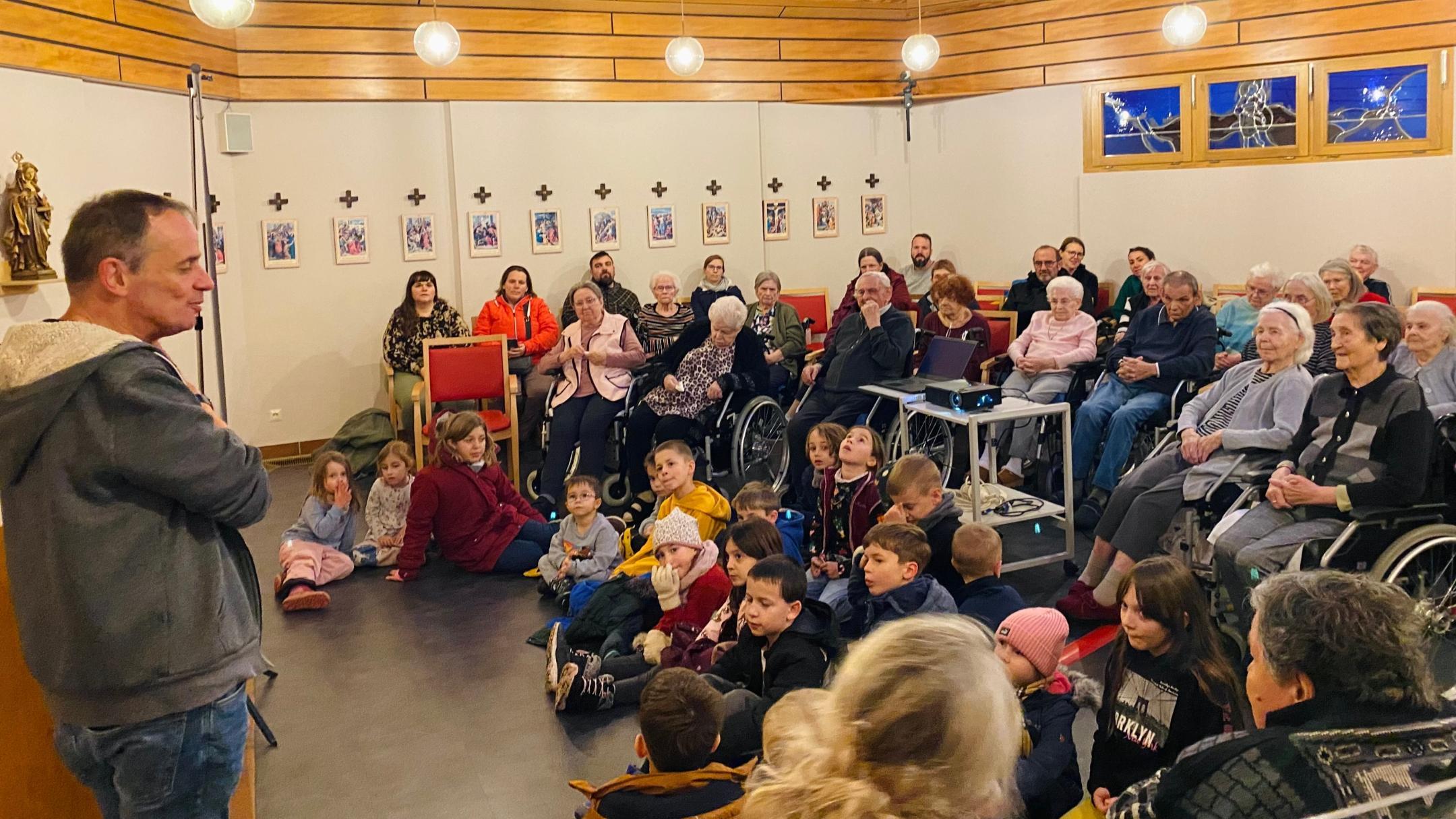 Eine Menschenmenge lauscht gebannt den Worten des Redners