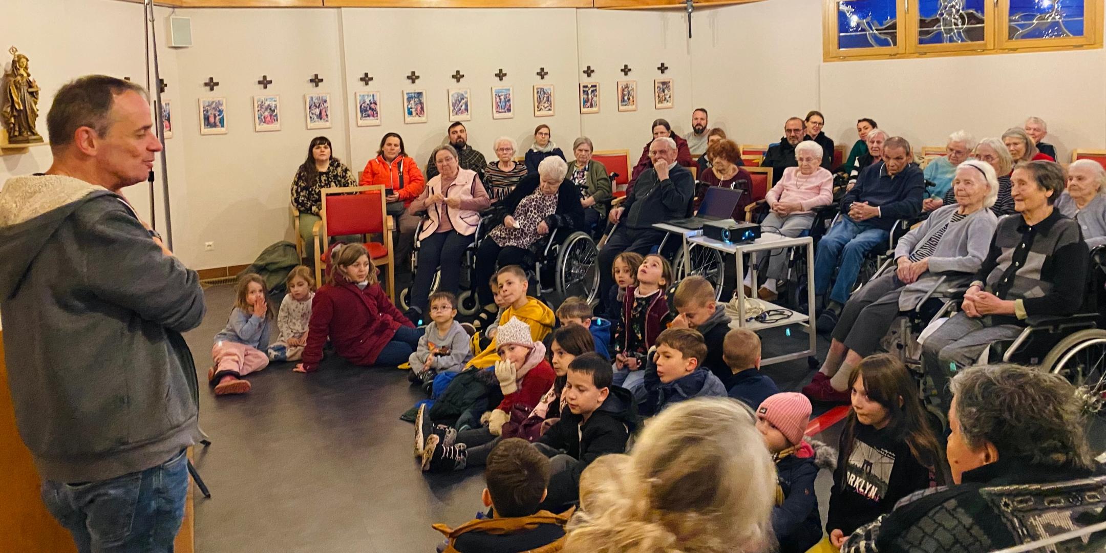 Eine Menschenmenge lauscht gebannt den Worten des Redners (c) Sandra Cäsar Eine Menschenmenge lauscht gebannt den Worten des Redners