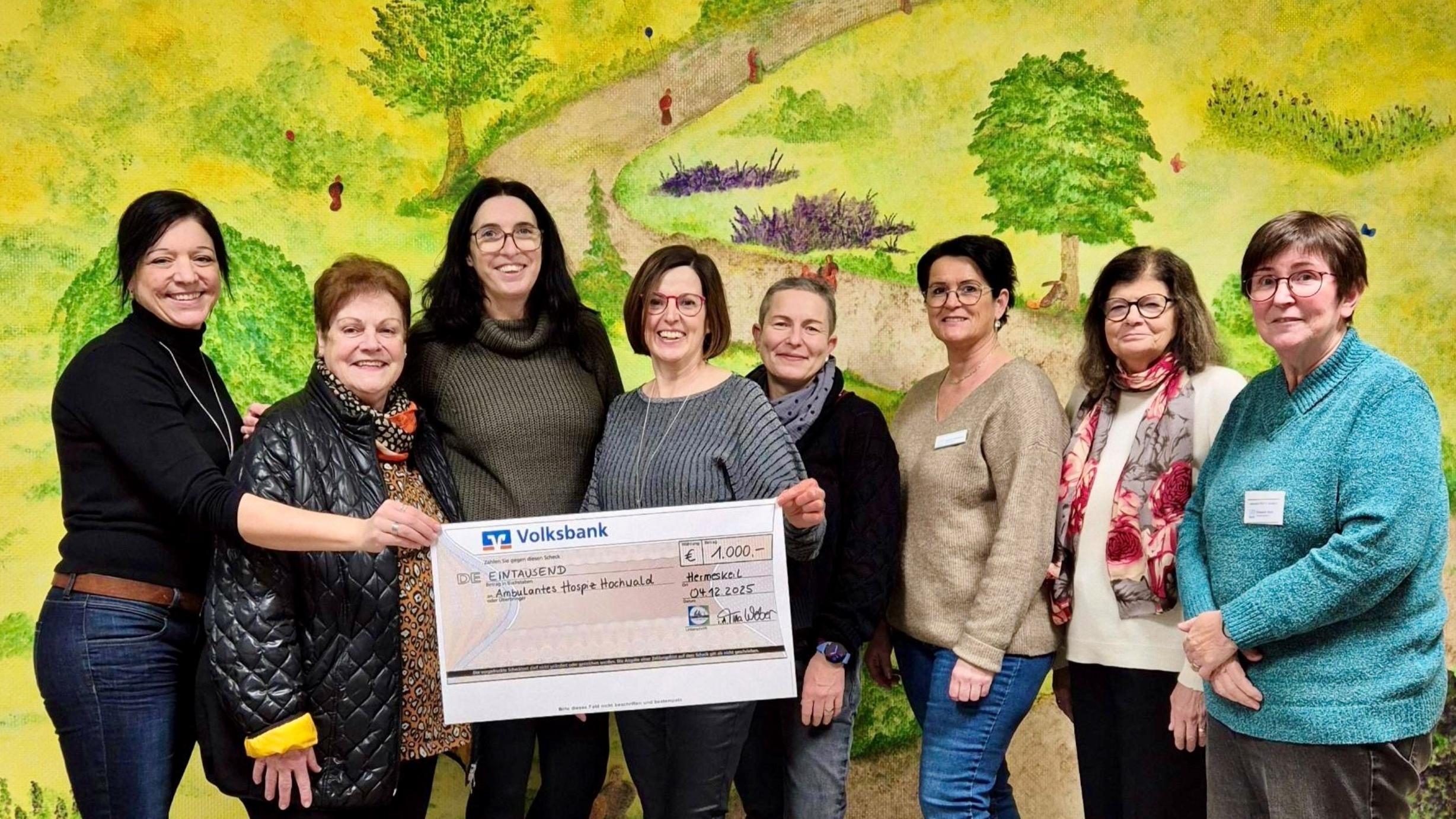 Spendenübergabe von Fraaleit 4 Fraaleit an den Hospizverein Hochwald e.V. und das Ambulante Hospiz Hochwald; Im Bild: Hospizfachkräfte Katja Kirsch und Nadine Hölzemer; Hospizverein Hochwald e.V.: Maria Borrello und Maria Schmitt; Ehrenamtliche Elisabeth Blatt und 3 Fraaleit.