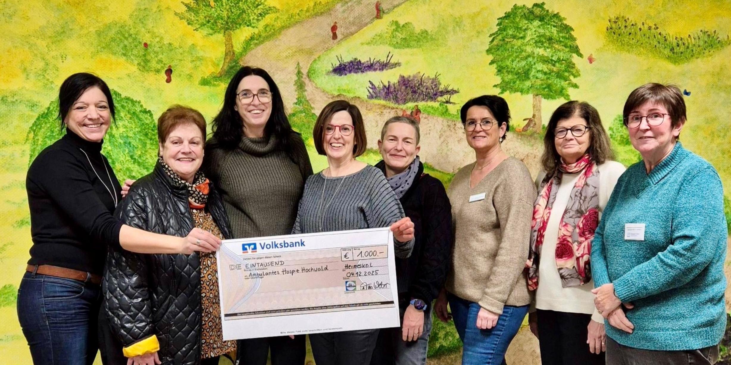 Spendenübergabe von Fraaleit 4 Fraaleit an den Hospizverein Hochwald e.V. und das Ambulante Hospiz Hochwald; Im Bild: Hospizfachkräfte Katja Kirsch und Nadine Hölzemer; Hospizverein Hochwald e.V.: Maria Borrello und Maria Schmitt; Ehrenamtliche Elisabeth Blatt und 3 Fraaleit. (c) Marion Schronen Spendenübergabe von Fraaleit 4 Fraaleit an den Hospizverein Hochwald e.V. und das Ambulante Hospiz Hochwald; Im Bild: Hospizfachkräfte Katja Kirsch und Nadine Hölzemer; Hospizverein Hochwald e.V.: Maria Borrello und Maria Schmitt; Ehrenamtliche Elisabeth Blatt und 3 Fraaleit.