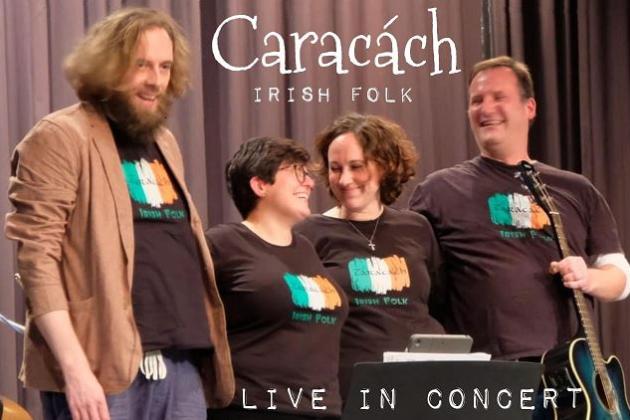 Eine Irish‑Folk‑Band steht gemeinsam auf einer Bühne und trägt passende Konzert‑T-Shirts.
