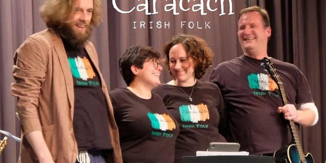 Eine Irish‑Folk‑Band steht gemeinsam auf einer Bühne und trägt passende Konzert‑T-Shirts.