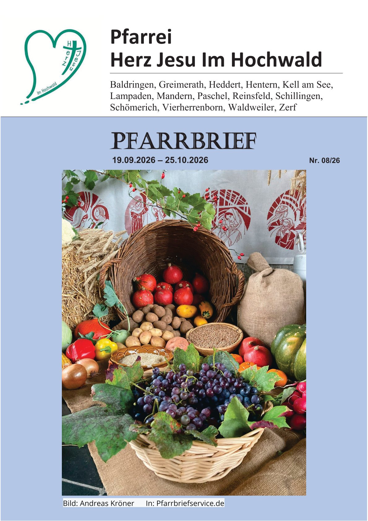 Pfarrbrief der Pfarrei Herz Jesu im Hochwald mit herbstlicher Erntedank-Dekoration aus Obst, Gemüse und Getreide.