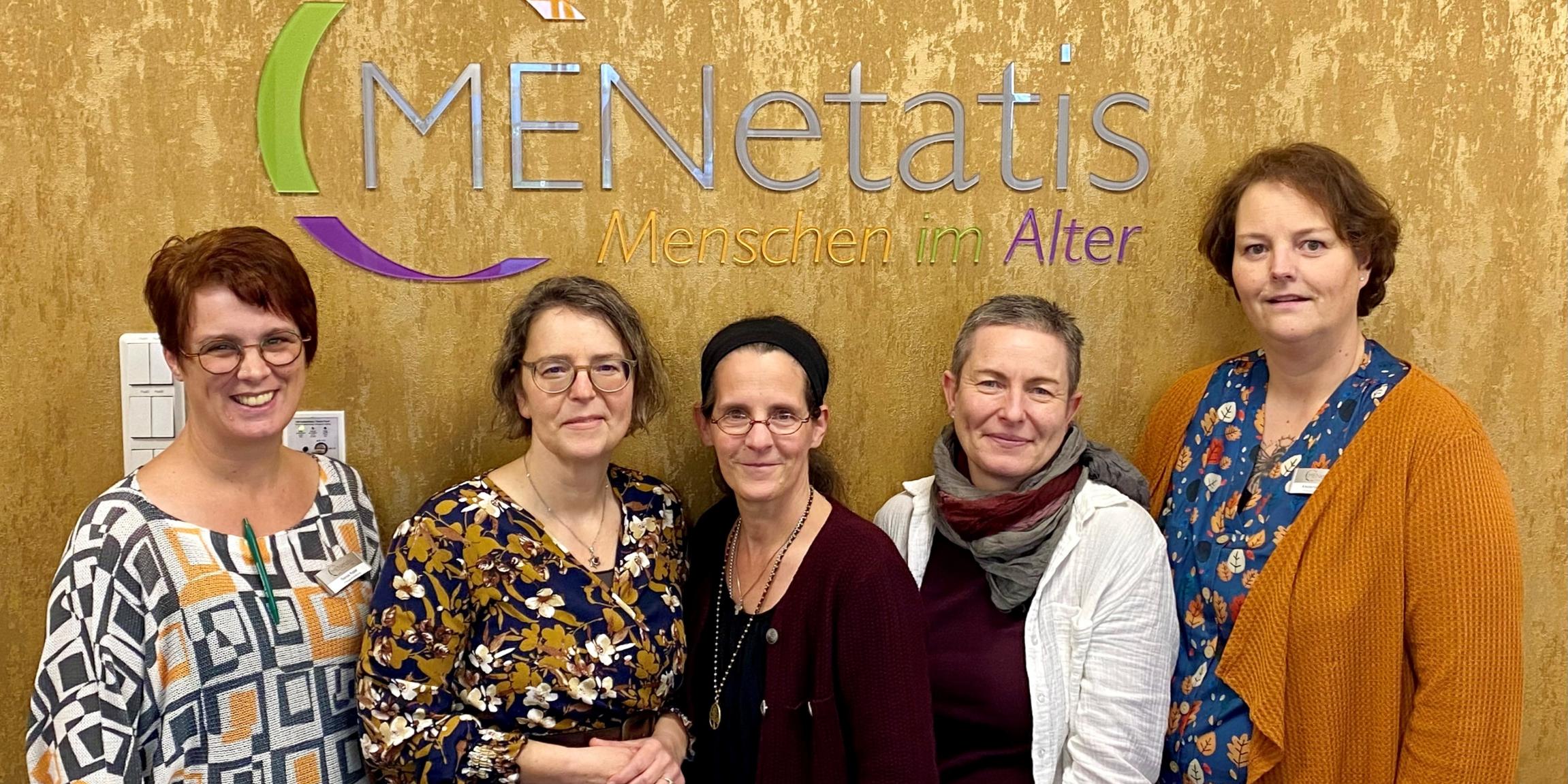 Bildunterschrift: Kooperationsvereinbarung mit dem Seniorenzentrum MENetatis Osburg; V.l.n.r.: Sonja Cater (MENetatis Osburg QM Beauftragte, Andrea Tokarski (Geschäftsbereichsleitung Marienhaus Hospize); Marion Schronen (Hospizleitung AHPB Hermeskeil-Morbach), Katja Kirsch (Hospizfachkraft Ambulantes Hospiz Hochwald) und Alexandra Krämer (Heimleitung MENetatisOsburg und Waldrach)