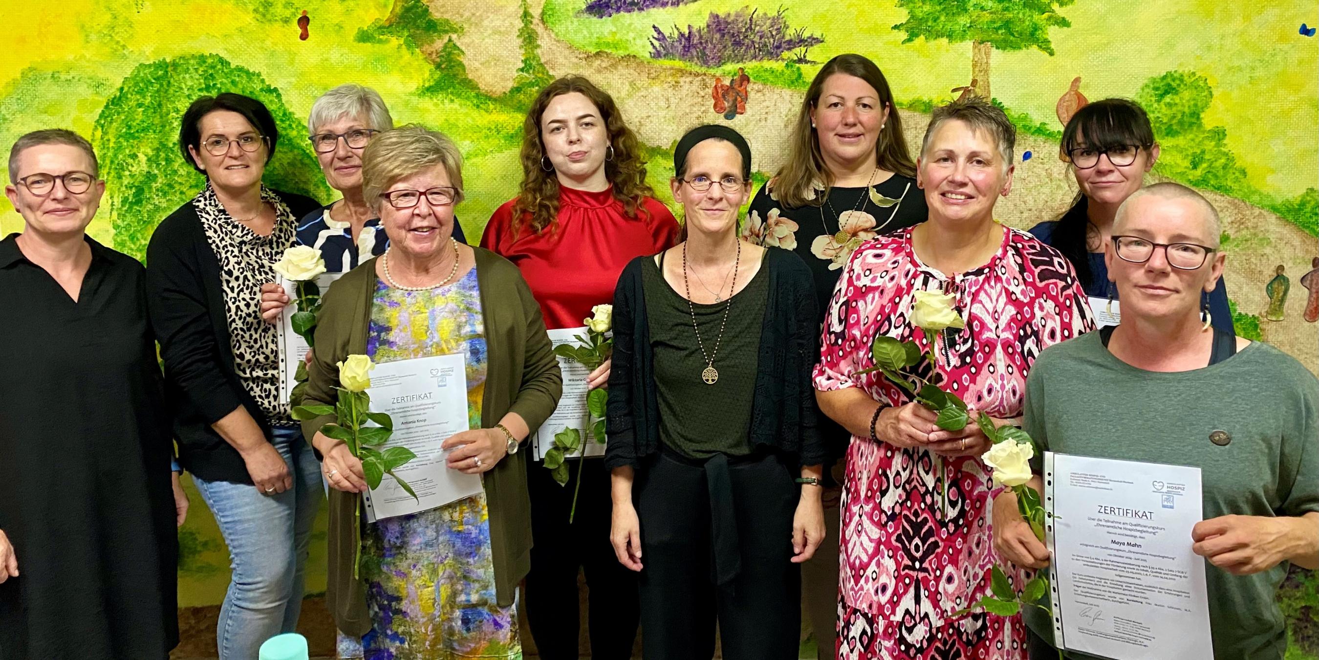 Zertifikatsübergabe in der Geschäftsstelle des Ambulanten Hospiz Hochwald. V.l.n.r.: Katja Kirsch, Hospizfachkraft Team Hermeskeil; Nadine Hölzemer, Hospizfachkraft Team Hermeskeil; Margret Wagner, neue Hospizbegleiterin für Hermeskeil; Antonia Knob, neue Hospizbegleiterin; Wiktoria Graczyk, neue Hospizbegleiterin; Marion Schronen, Hospizleitung Ambulantes Hospiz Hochwald; Birgit Steinmetz, Hospizfachkraft Team Morbach; Marion Barth, neue Hospizbegleiterin; Katarzyna Stephanczyk, neue Hospizbegleiterin; Maya Mahn, neue Hospizbegleiterin. Nicht im Bild: Anja Mohr, neue Hospizbegleiterin; Petra Werland, neue Hospizbegleiterin. (c) Marion Schronen Zertifikatsübergabe in der Geschäftsstelle des Ambulanten Hospiz Hochwald. V.l.n.r.: Katja Kirsch, Hospizfachkraft Team Hermeskeil; Nadine Hölzemer, Hospizfachkraft Team Hermeskeil; Margret Wagner, neue Hospizbegleiterin für Hermeskeil; Antonia Knob, neue Hospizbegleiterin; Wiktoria Graczyk, neue Hospizbegleiterin; Marion Schronen, Hospizleitung Ambulantes Hospiz Hochwald; Birgit Steinmetz, Hospizfachkraft Team Morbach; Marion Barth, neue Hospizbegleiterin; Katarzyna Stephanczyk, neue Hospizbegleiterin; Maya Mahn, neue Hospizbegleiterin. Nicht im Bild: Anja Mohr, neue Hospizbegleiterin; Petra Werland, neue Hospizbegleiterin.