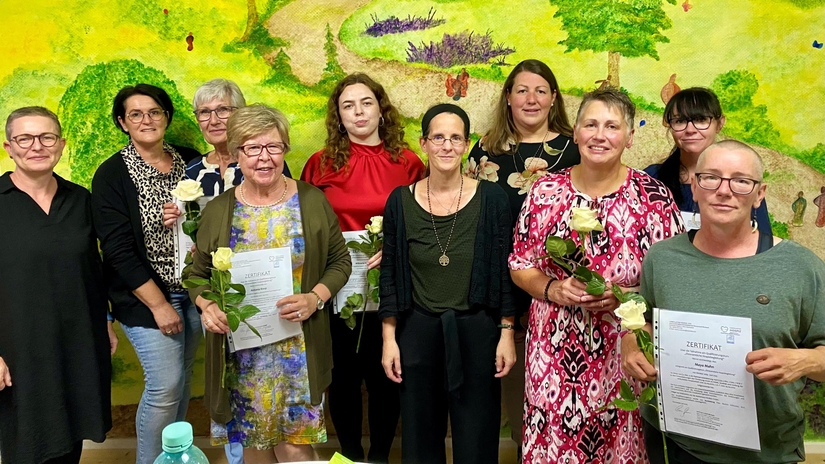 Zertifikatsübergabe in der Geschäftsstelle des Ambulanten Hospiz Hochwald. V.l.n.r.: Katja Kirsch, Hospizfachkraft Team Hermeskeil; Nadine Hölzemer, Hospizfachkraft Team Hermeskeil; Margret Wagner, neue Hospizbegleiterin für Hermeskeil; Antonia Knob, neue Hospizbegleiterin; Wiktoria Graczyk, neue Hospizbegleiterin; Marion Schronen, Hospizleitung Ambulantes Hospiz Hochwald; Birgit Steinmetz, Hospizfachkraft Team Morbach; Marion Barth, neue Hospizbegleiterin; Katarzyna Stephanczyk, neue Hospizbegleiterin; Maya Mahn, neue Hospizbegleiterin. Nicht im Bild: Anja Mohr, neue Hospizbegleiterin; Petra Werland, neue Hospizbegleiterin.