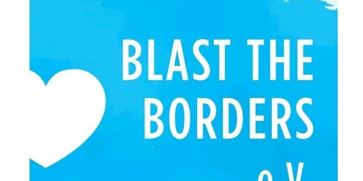 Ein blaues Puzzle-Stück mit einem weißen Herz und dem Text „BLAST THE BORDERS e.V.“.