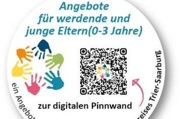 Ein runder Aufkleber mit einem QR‑Code zu Angeboten für werdende und junge Eltern.