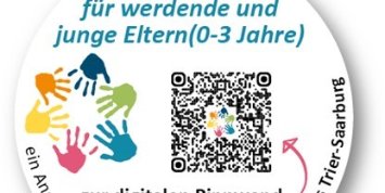 Ein runder Aufkleber mit einem QR‑Code zu Angeboten für werdende und junge Eltern.