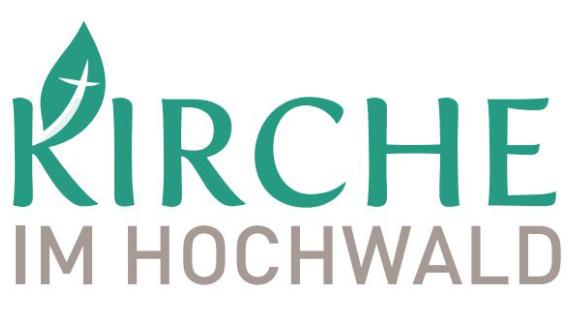 Das Logo zeigt den Schriftzug „KIRCHE IM HOCHWALD“, wobei das „K“ als grünes Blatt mit einem weißen Kreuz gestaltet ist und die restlichen Buchstaben in Grün sowie die Worte „IM HOCHWALD“ in grauer Farbe darunter stehen.
