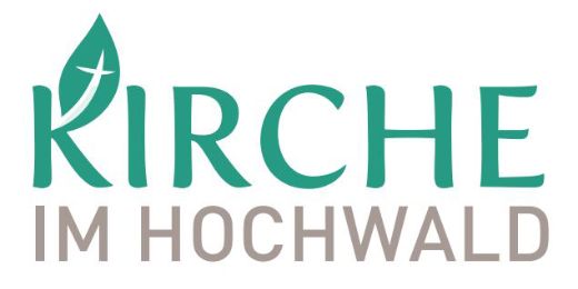 Das Logo zeigt den Schriftzug „KIRCHE IM HOCHWALD“, wobei das „K“ als grünes Blatt mit einem weißen Kreuz gestaltet ist und die restlichen Buchstaben in Grün sowie die Worte „IM HOCHWALD“ in grauer Farbe darunter stehen.