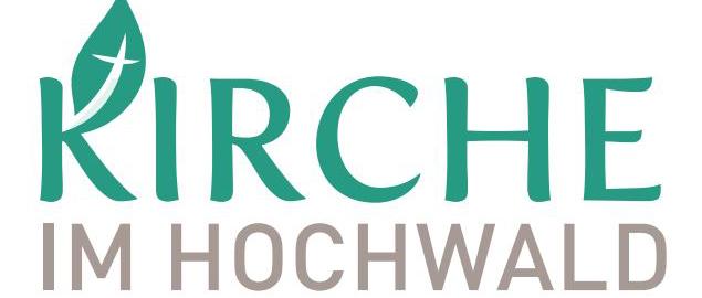Das Logo zeigt den Schriftzug „KIRCHE IM HOCHWALD“, wobei das „K“ als grünes Blatt mit einem weißen Kreuz gestaltet ist und die restlichen Buchstaben in Grün sowie die Worte „IM HOCHWALD“ in grauer Farbe darunter stehen.