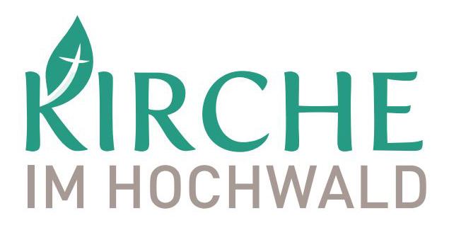 Das Logo zeigt den Schriftzug „KIRCHE IM HOCHWALD“, wobei das „K“ als grünes Blatt mit einem weißen Kreuz gestaltet ist und die restlichen Buchstaben in Grün sowie die Worte „IM HOCHWALD“ in grauer Farbe darunter stehen.