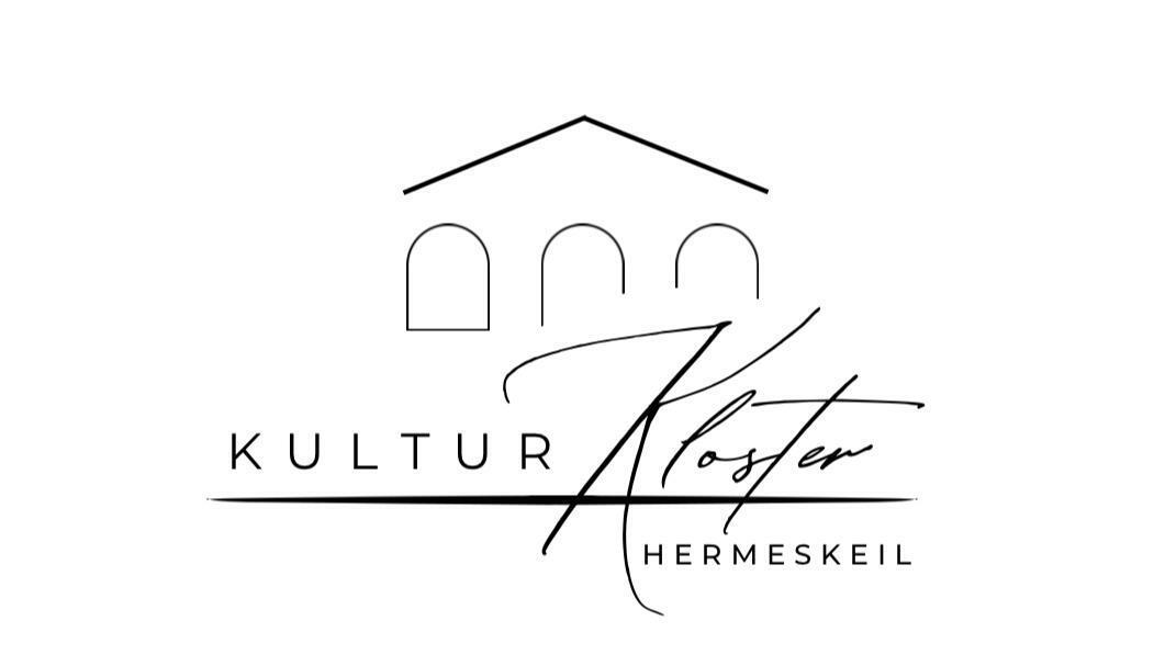 Das Logo zeigt eine stilisierte Klosterfassade mit drei Rundbogenfenstern und dem Text „KULTUR Kloster HERMESKEIL“ in moderner, eleganter Schrift.