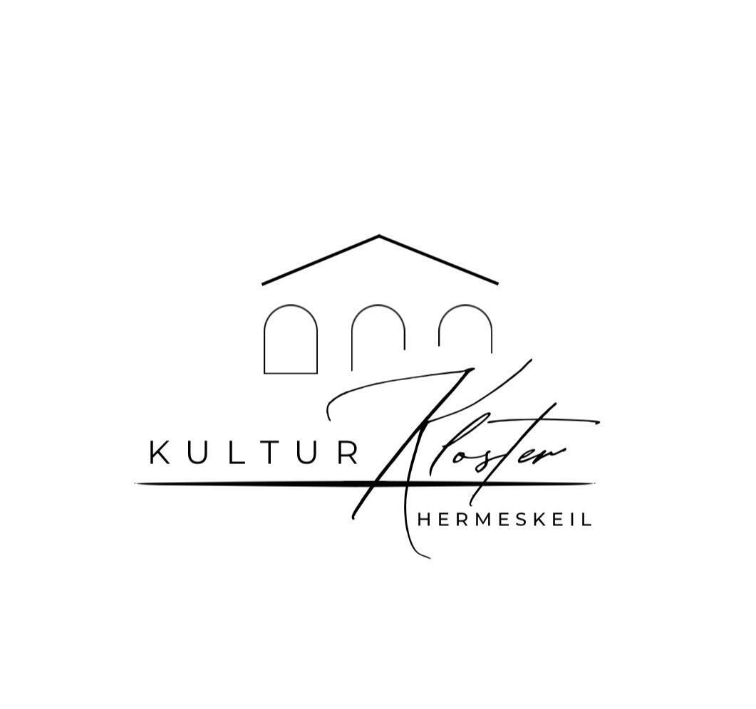 Das Logo zeigt eine stilisierte Klosterfassade mit drei Rundbogenfenstern und dem Text „KULTUR Kloster HERMESKEIL“ in moderner, eleganter Schrift. (c) Begegnungsverein Kloster Hermeskeil e.V. Das Logo zeigt eine stilisierte Klosterfassade mit drei Rundbogenfenstern und dem Text „KULTUR Kloster HERMESKEIL“ in moderner, eleganter Schrift.
