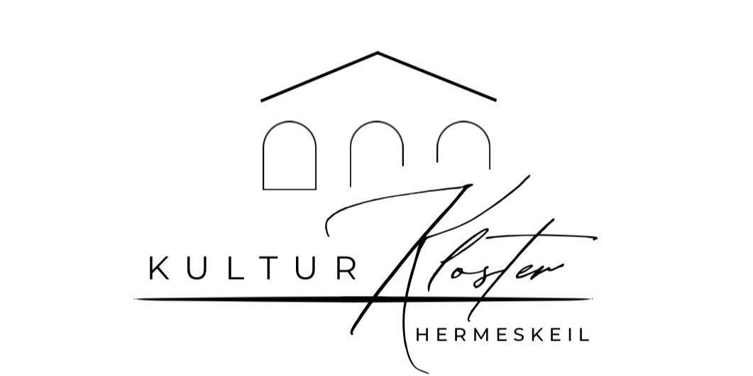 Das Logo zeigt eine stilisierte Klosterfassade mit drei Rundbogenfenstern und dem Text „KULTUR Kloster HERMESKEIL“ in moderner, eleganter Schrift. (c) Begegnungsverein Kloster Hermeskeil e.V. Das Logo zeigt eine stilisierte Klosterfassade mit drei Rundbogenfenstern und dem Text „KULTUR Kloster HERMESKEIL“ in moderner, eleganter Schrift.