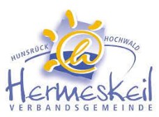 Logo mit gelber Sonne, blauem Hintergrund und Schrift „Hermeskeil Verbandsgemeinde“.