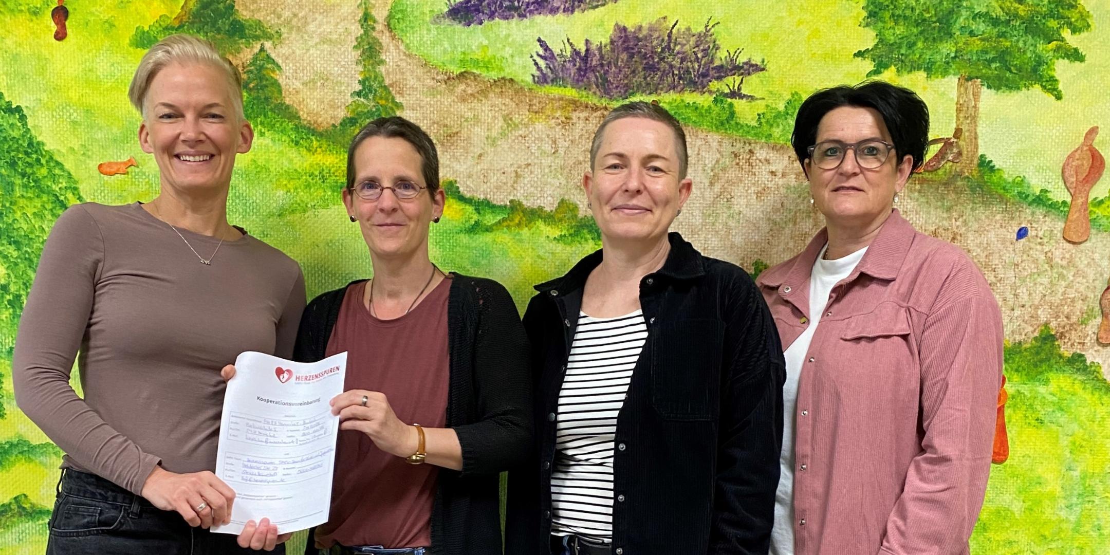 Bildunterschrift: Kooperationsvereinbarung mit SAPV Team für Kinder und Jugendliche „Herzensspuren“; V.l.n.r.: Anne-Christin Müller (Pflegerische Team-Leitung)); Marion Schronen (Hospizleitung AHPB Hermeskeil-Morbach), Katja Kirsch und Nadine Hölzemer (Hospizfachkräfte Ambulantes Hospiz Hochwald) (c) Maria Borrello Bildunterschrift: Kooperationsvereinbarung mit SAPV Team für Kinder und Jugendliche „Herzensspuren“; V.l.n.r.: Anne-Christin Müller (Pflegerische Team-Leitung)); Marion Schronen (Hospizleitung AHPB Hermeskeil-Morbach), Katja Kirsch und Nadine Hölzemer (Hospizfachkräfte Ambulantes Hospiz Hochwald)