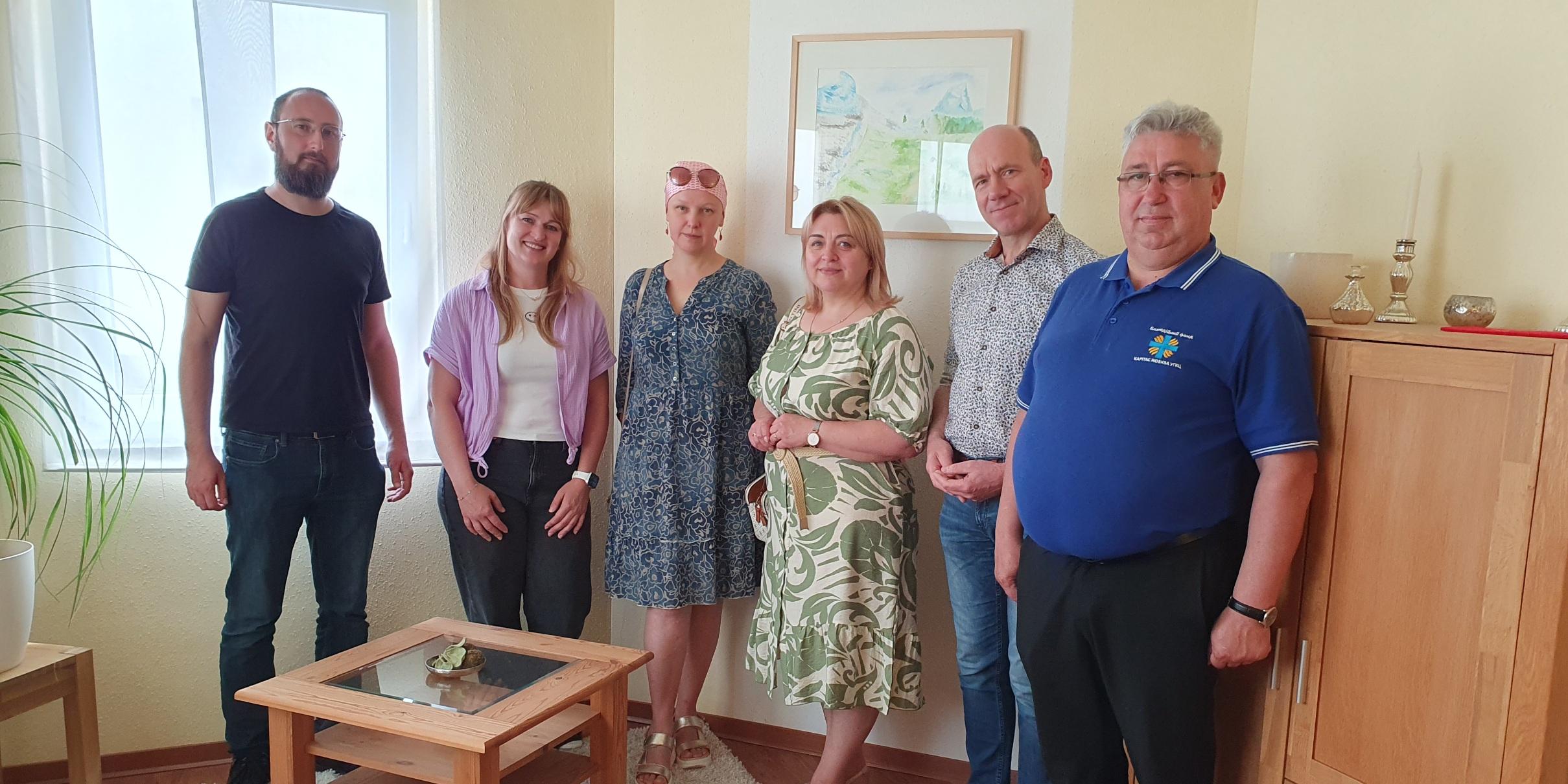 Gruppenfoto mit den Gästen aus der ukrainischen Caritas Zhovkva (c) Quetsch Werner Gruppenfoto mit den Gästen aus der ukrainischen Caritas Zhovkva