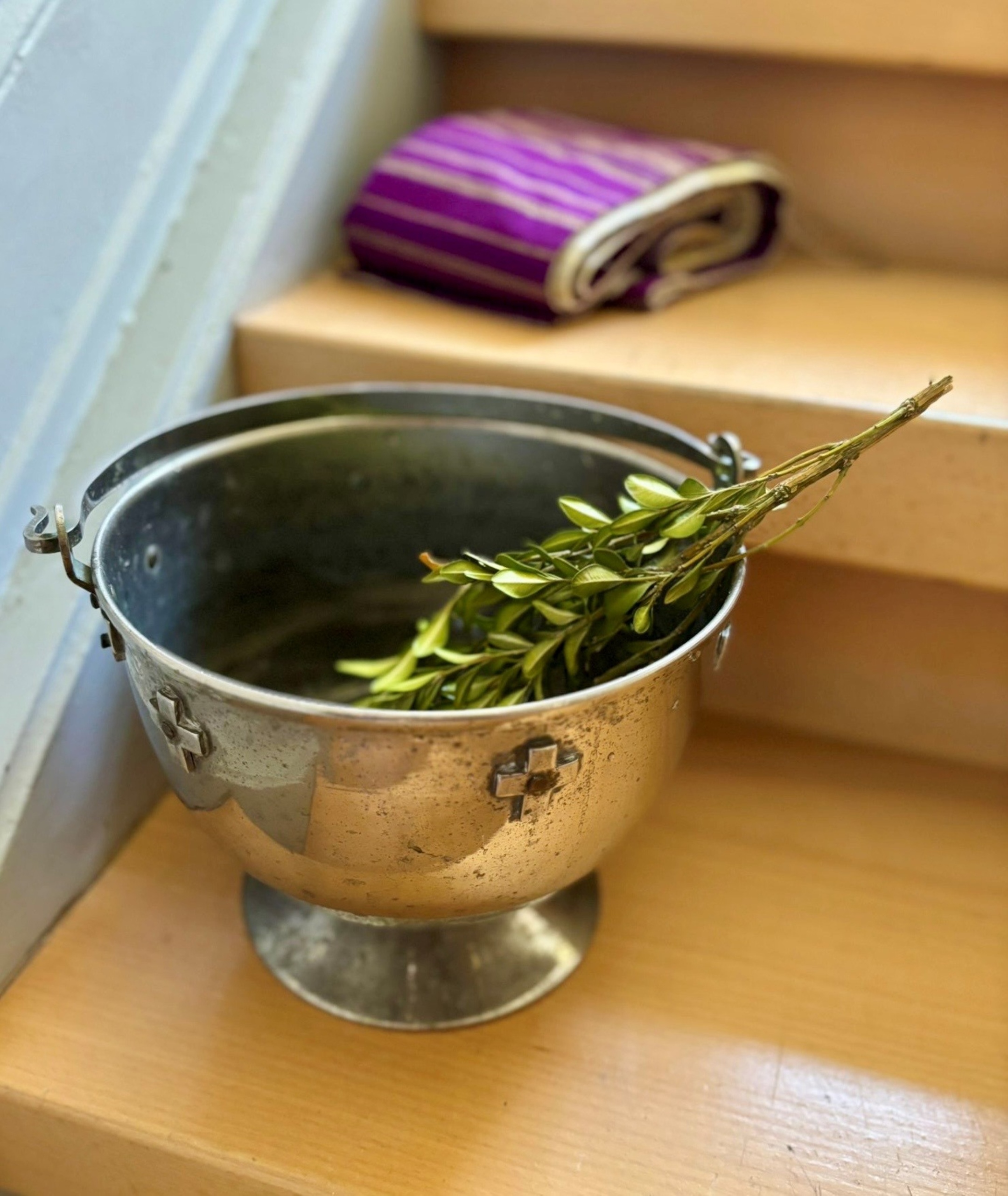 Weihwasserkessel mit Buchsbaumzweig bei der Segnung der neuen Hospizräume