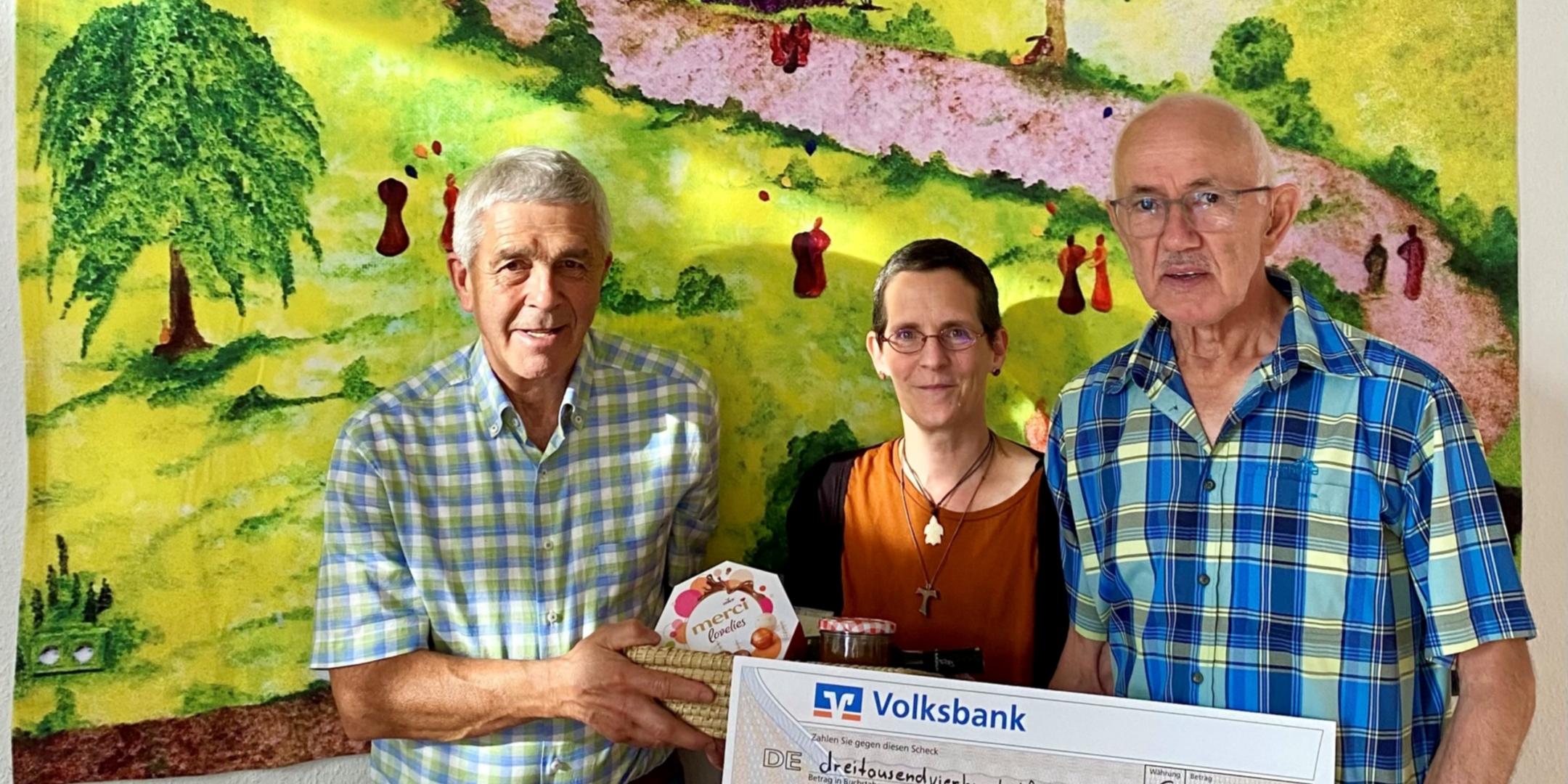 Bildunterschrift: Spendenübergabe: V.l.n.r.: Herbert Konz – Organisator Kleinfeldcup Geisfeld; Marion Schronen, Hospizleitung; Erich Marx, Kassenwart Hospizverein Hochwald e.V. (c) Marion Schronen Bildunterschrift: Spendenübergabe: V.l.n.r.: Herbert Konz – Organisator Kleinfeldcup Geisfeld; Marion Schronen, Hospizleitung; Erich Marx, Kassenwart Hospizverein Hochwald e.V.