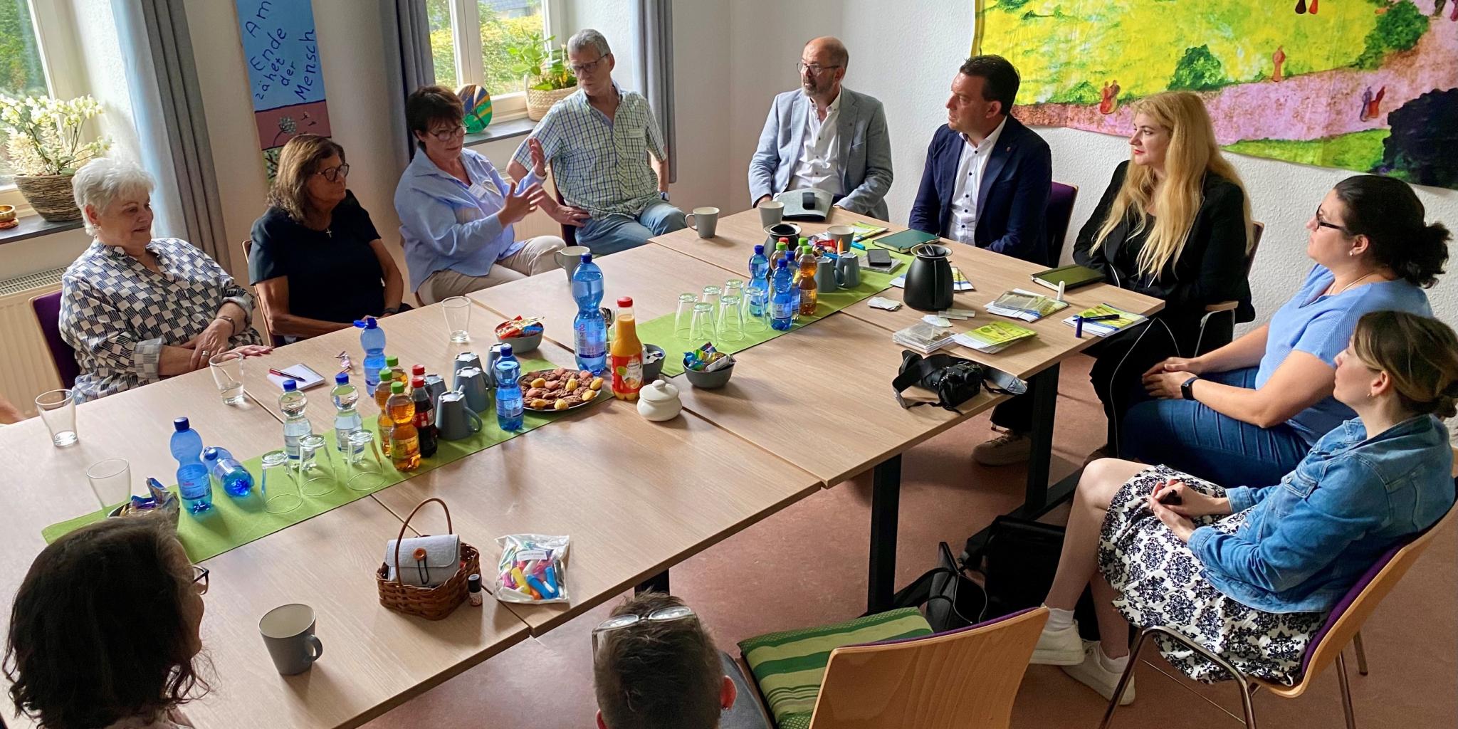 Besuch Johannes Kölling und Landtagsabgeordnete beim Ambulanten Hospiz Hochwald: Im Bild rechts oben: V.l.n.r.: Peter Moskopp MdL; Johannes Kölling, MdL; Katharina Schuler MdL, Miriam Siefen, MdL und Stephanie Vogel (Presse Landtag) (c) Marion Schronen Besuch Johannes Kölling und Landtagsabgeordnete beim Ambulanten Hospiz Hochwald: Im Bild rechts oben: V.l.n.r.: Peter Moskopp MdL; Johannes Kölling, MdL; Katharina Schuler MdL, Miriam Siefen, MdL und Stephanie Vogel (Presse Landtag)