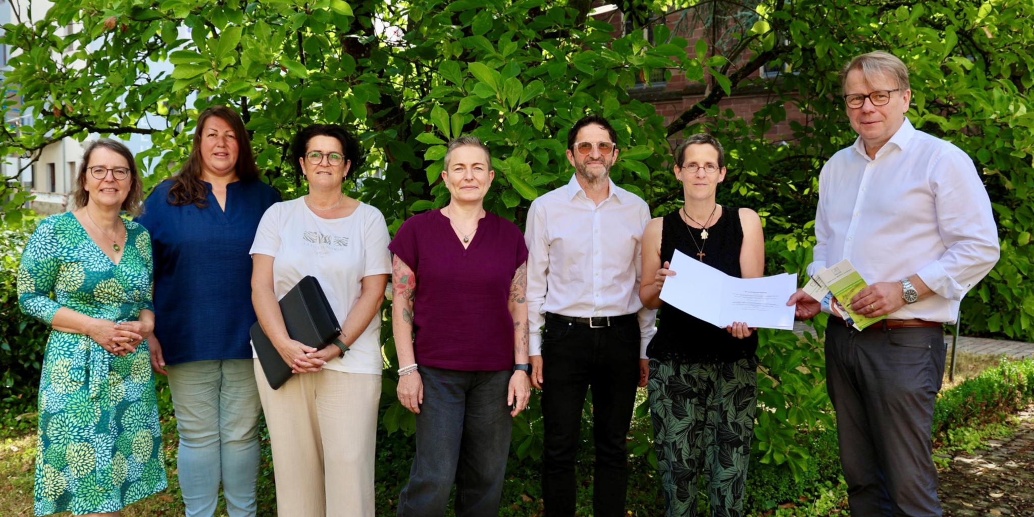 Kooperationsvereinbarung mit dem Krankenhaus der Barmherzigen Brüder Trier; V.l.n.r.: Andrea Tokarski (Geschäftsbereichsleitung Marienhaus Hospize); Birgit Steinmetz (Hospizfachkraft AHMorbach), Nadine Hölzemer und Katja Kirsch Hospizfachkräfte AH Hochwald); Herr Kirsch (Geschäftsführer der BBT Region Trier gGmbH); Marion Schronen (Hospizleitung AHPB Hermeskeil-Morbach); Herr Leineweber (Direktor Unternehmenskommunikation u. Vors. Direktorium