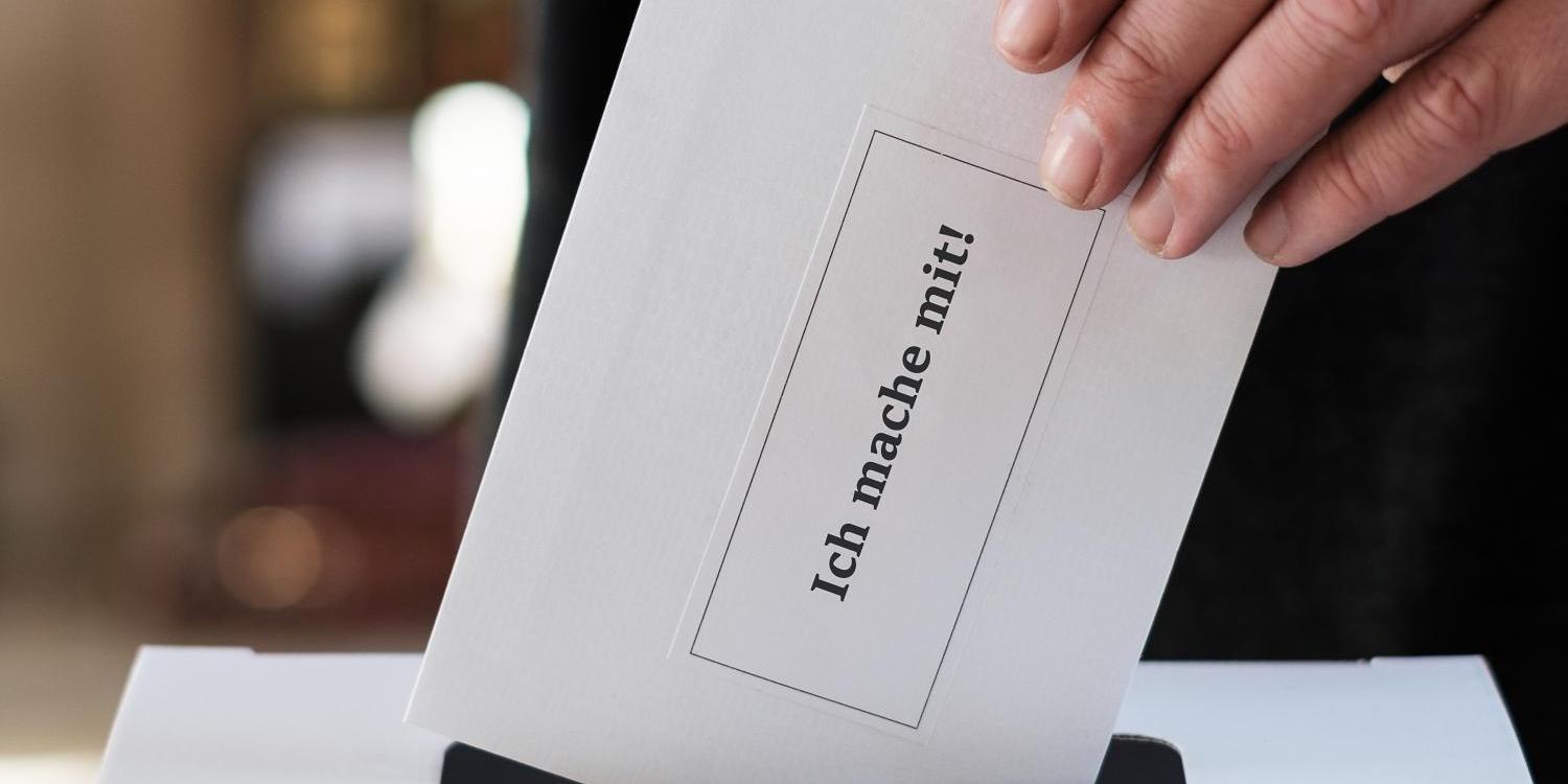 Hand wirft Wahlzettel in eine Wahlurne (c) Bild: Markus Weinländer In: Pfarrbriefservice.de Hand wirft Wahlzettel in eine Wahlurne