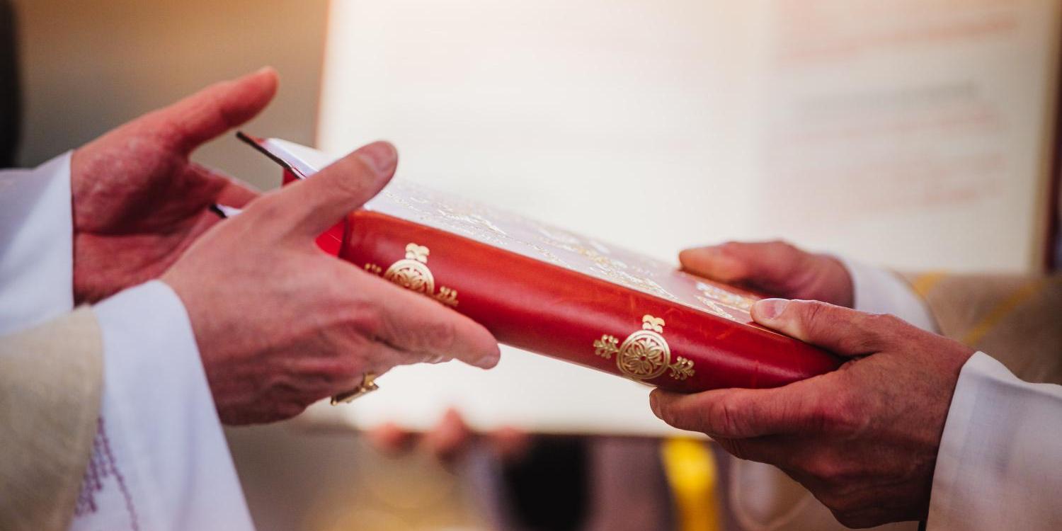 Nahaufnahme der Übergabe der Ernennungsurkunde anlässlich einer Diakonweihe (c) Bild: Besim Mazhiqi / Erzbistum Paderborn In: Pfarrbriefservice.de Nahaufnahme der Übergabe der Ernennungsurkunde anlässlich einer Diakonweihe
