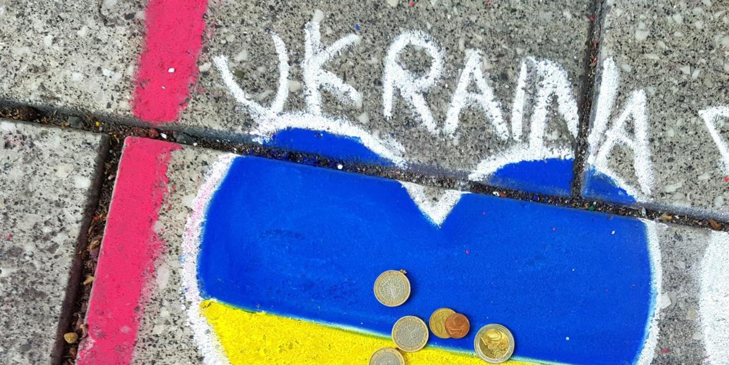 Herz in ukrainischen Farben Herz in ukrainischen Farben mit Münzen auf Gehweg gemalt.