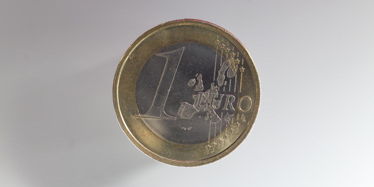 Das Bild zeigt eine runde Münze mit einem goldfarbenen Rand und silberner Mitte, auf der groß die Zahl „1“ und das Wort „Euro“ eingeprägt sind.