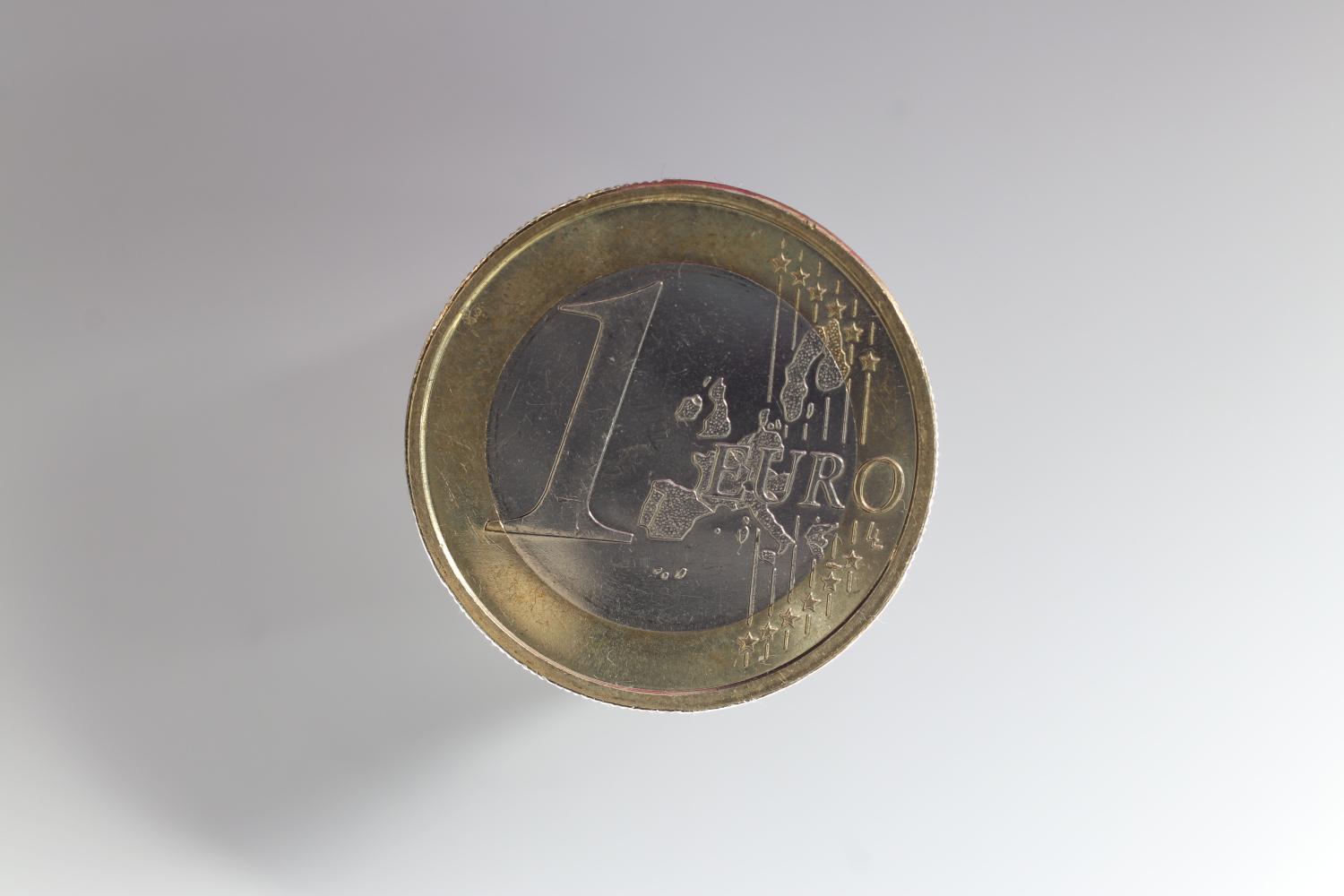 Das Bild zeigt eine runde Münze mit einem goldfarbenen Rand und silberner Mitte, auf der groß die Zahl „1“ und das Wort „Euro“ eingeprägt sind.