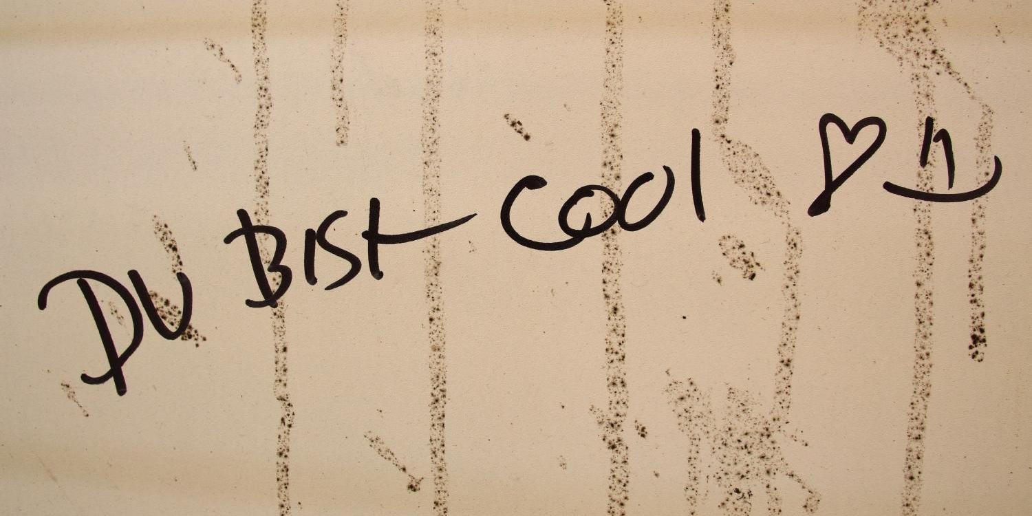 Handschriftlicher Schriftzug „Du bist cool“ mit Herzsymbol auf heller Oberfläche. (c) Bild: Peter Weidemann In: Pfarrbriefservice.de Handschriftlicher Schriftzug „Du bist cool“ mit Herzsymbol auf heller Oberfläche.