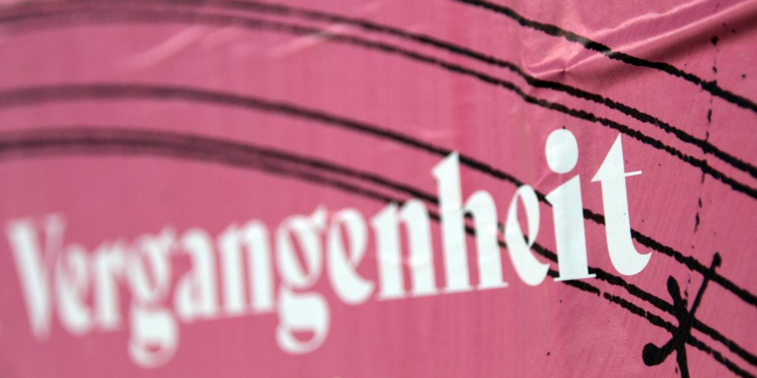Vergangenheit Weiße Schrift „Vergangenheit“ auf rosa Hintergrund mit schwarzen Linien