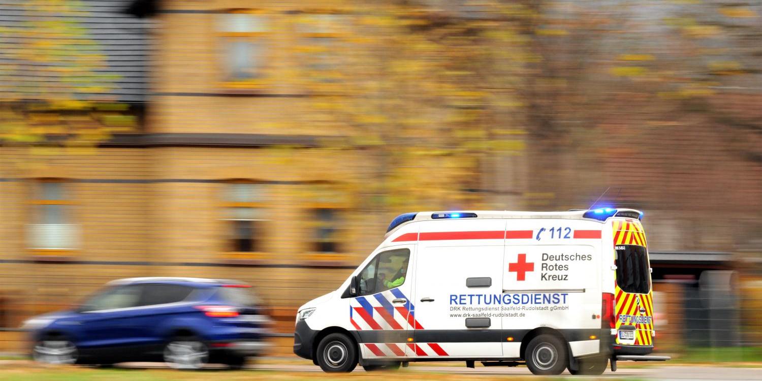 „in Rettungswagen fährt mit Blaulicht zu einem Einsatz.