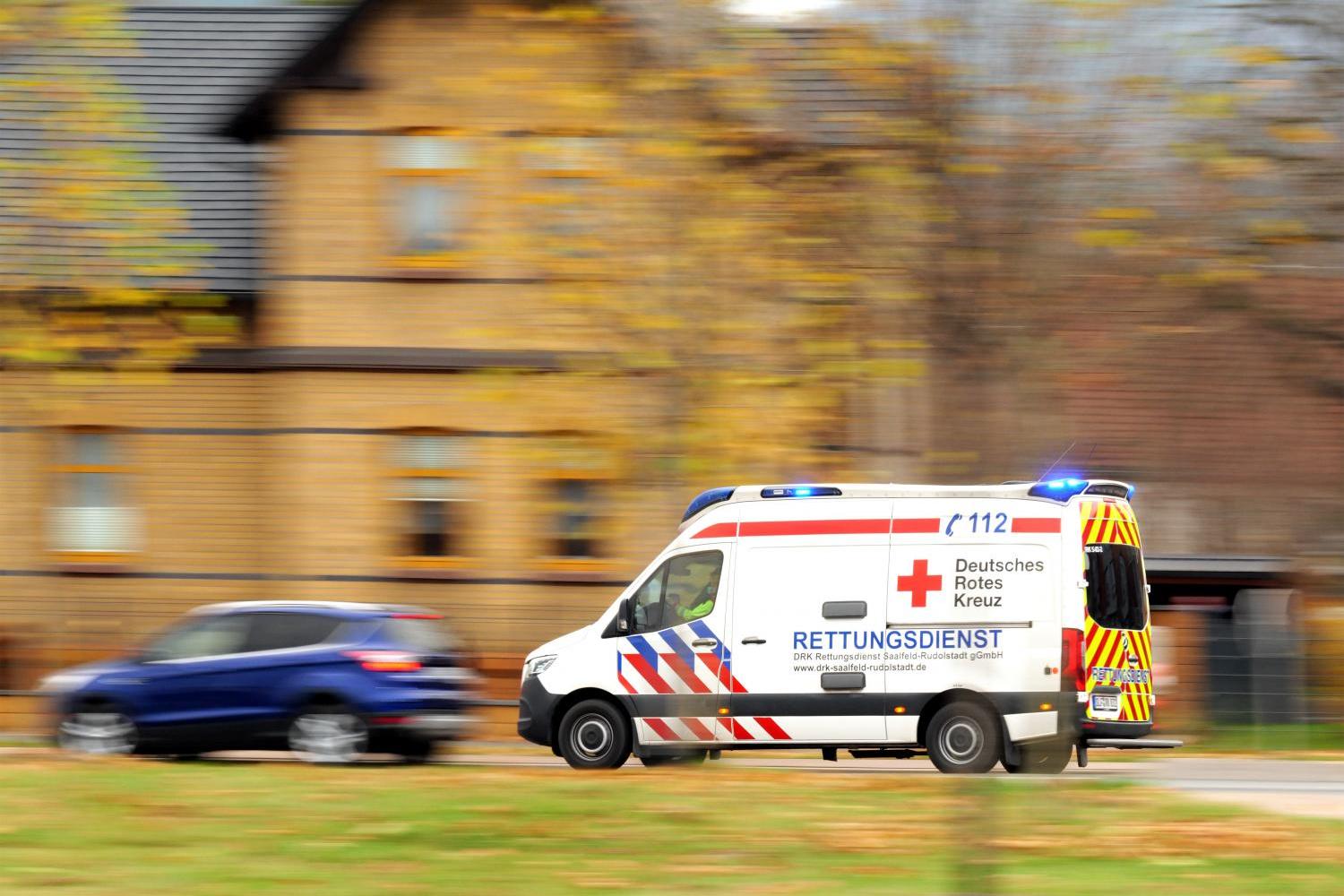 „in Rettungswagen fährt mit Blaulicht zu einem Einsatz.