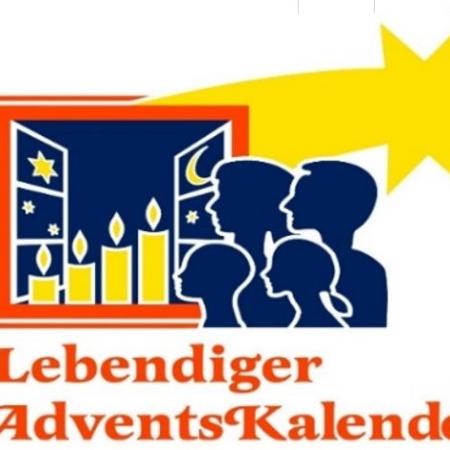 Das Bild zeigt ein stilisiertes Logo mit einer geöffneten Fensterfront, hinter der vier Kerzen brennen, umgeben von Sternen und Mond, daneben die Silhouetten mehrerer Personen vor einem großen gelben Stern und dem Schriftzug „Lebendiger AdventsKalender“.