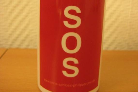 Eine SOS‑Dose mit rotem Etikett; sie dient zur Aufbewahrung wichtiger Notfallinformationen.