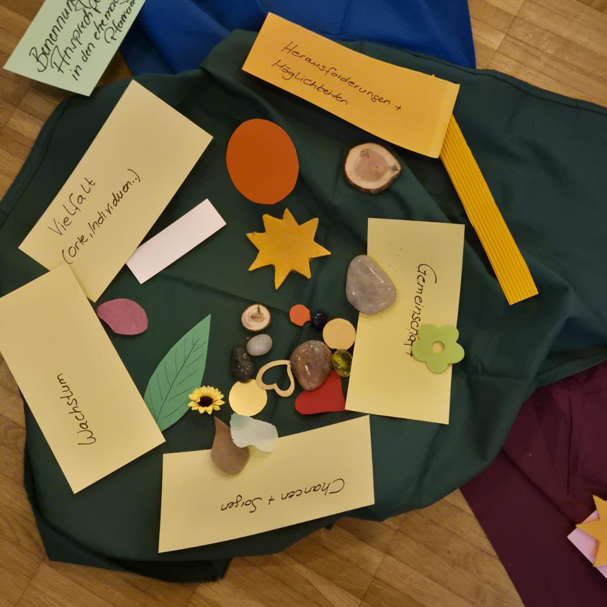 Symbolische Darstellung von Gemeinschaft, Wachstum und Herausforderungen.