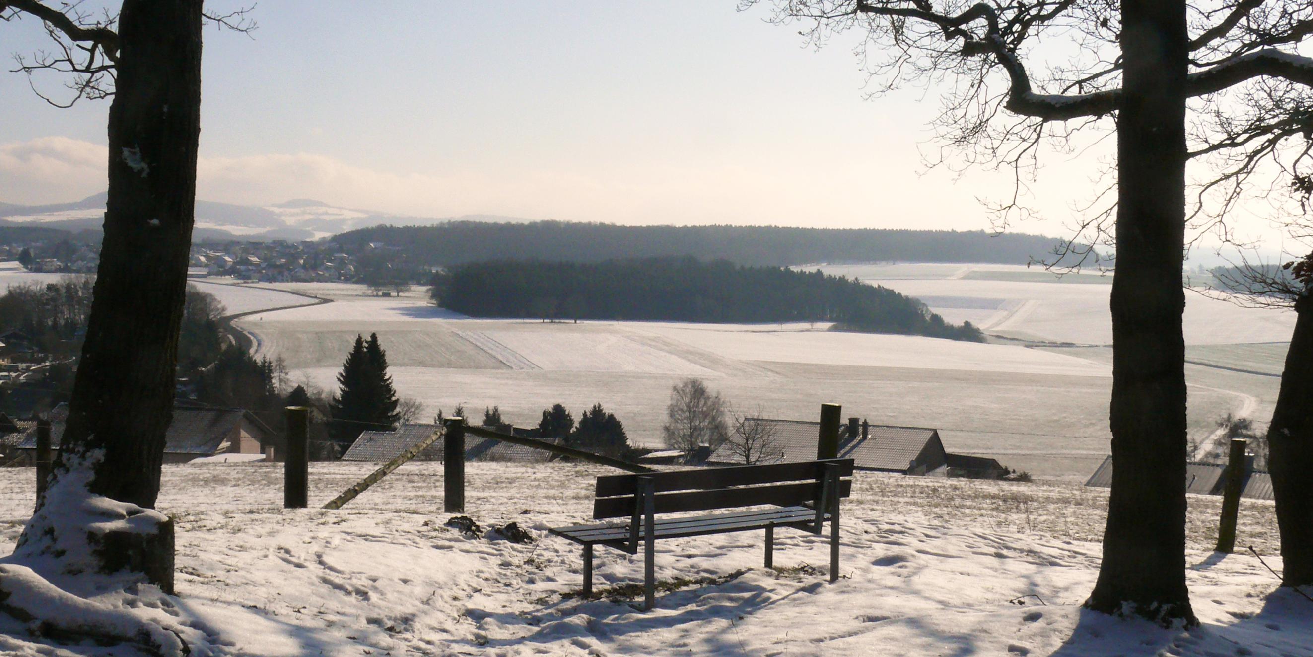 Winterlandschaft mit Bank