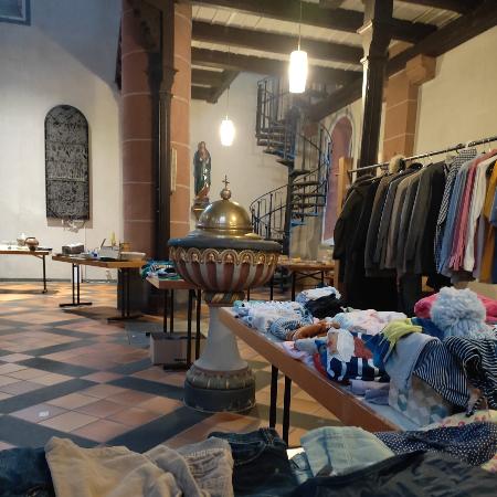 Kleider in der Verschenkekirche