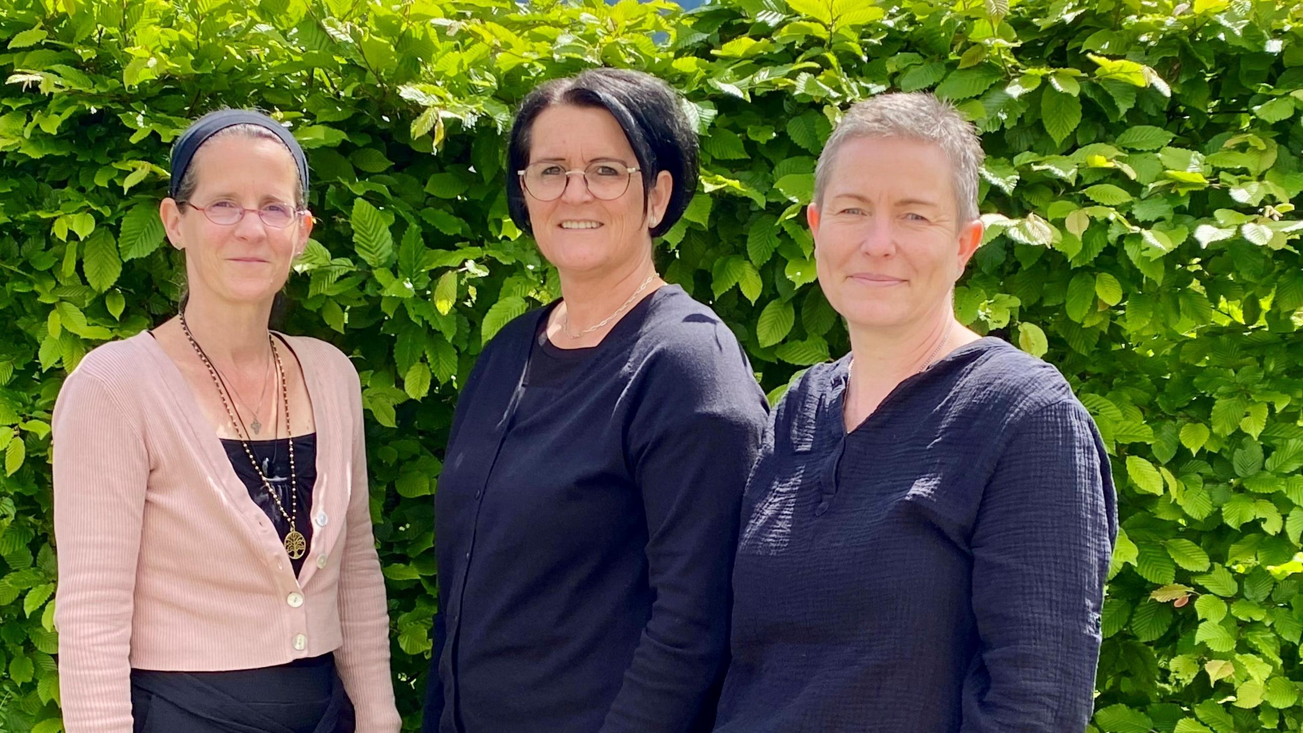 Von links nach rechts: Marion Schronen, Hospizleitung AHPB Hermeskeil-Morbach; Nadine Hölzemer, Hospizfachkraft; Katja Kirsch, Hospizfachkraft