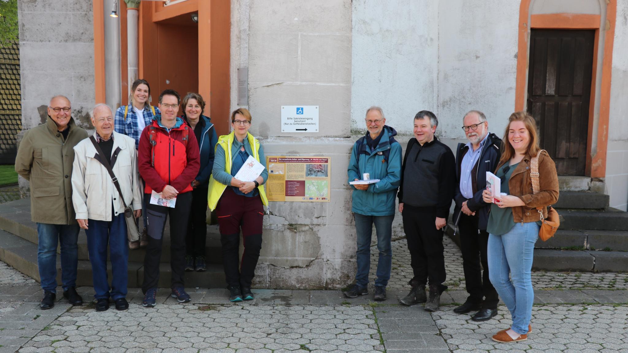 Das Bild zeigt die Eröffnung des Wegstücks mit den Informationstafeln im Mai 2023. Auch durch die Verbandsgemeinde Hermeskeil verläuft der Martinusweg. Zwischen Hermeskeil und Reinsfeld informieren Tafeln über das Leben des hl. Martin.