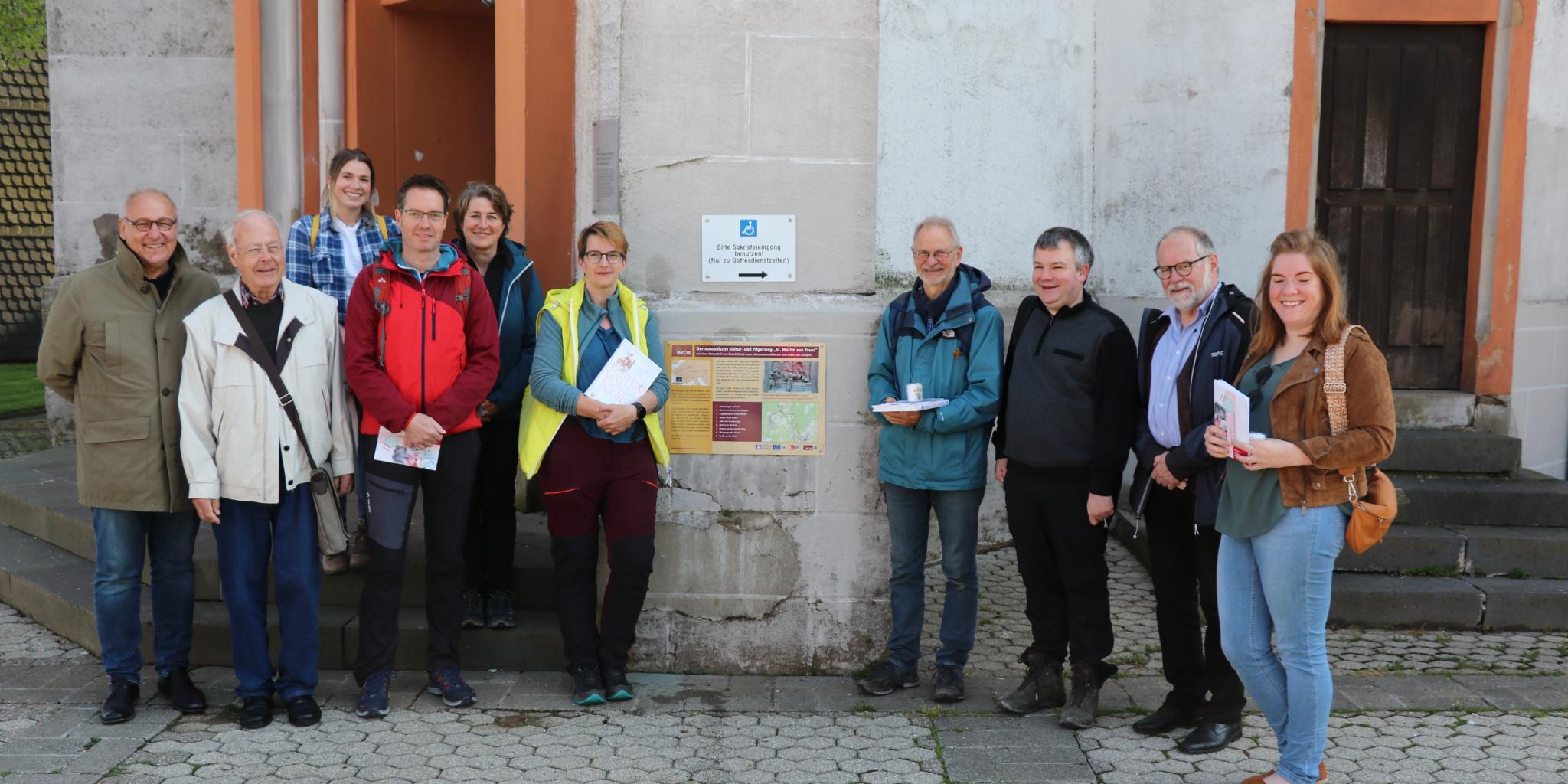 Das Bild zeigt die Eröffnung des Wegstücks mit den Informationstafeln im Mai 2023. Auch durch die Verbandsgemeinde Hermeskeil verläuft der Martinusweg. Zwischen Hermeskeil und Reinsfeld informieren Tafeln über das Leben des hl. Martin.