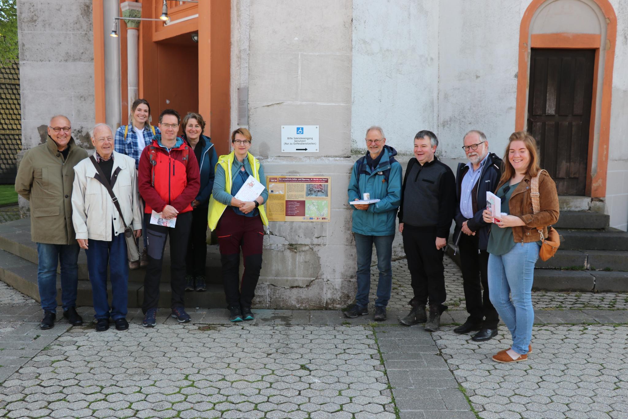 Das Bild zeigt die Eröffnung des Wegstücks mit den Informationstafeln im Mai 2023. Auch durch die Verbandsgemeinde Hermeskeil verläuft der Martinusweg. Zwischen Hermeskeil und Reinsfeld informieren Tafeln über das Leben des hl. Martin.