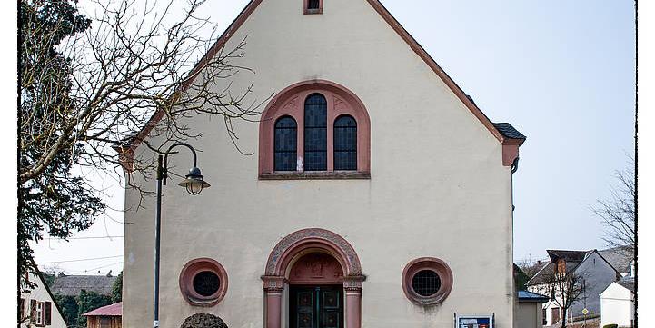 Kirche in Grimburg 'St. Medardus' in ihrer schlichten Architektur